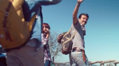 Yürüyüş için gidiyor arkadaşlar