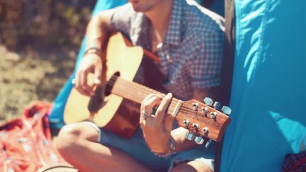 Hombre tocando la guitarra en el campamento — Vídeo de stock