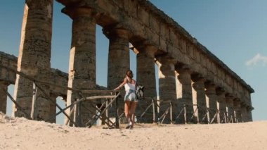 Kız ziyaret Segesta Yunan tapınağı