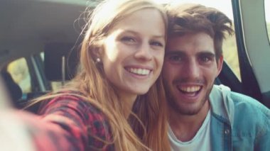 Çift selfie çekiyor.