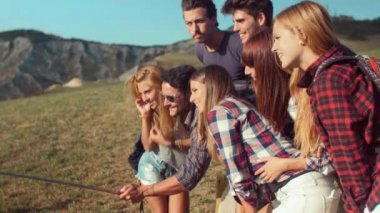 doğada selfie geziye arkadaşlar