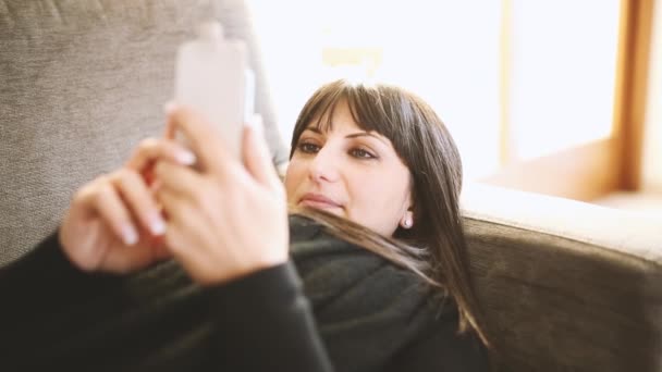 Nő néz video-ra smartphone — Stock videók
