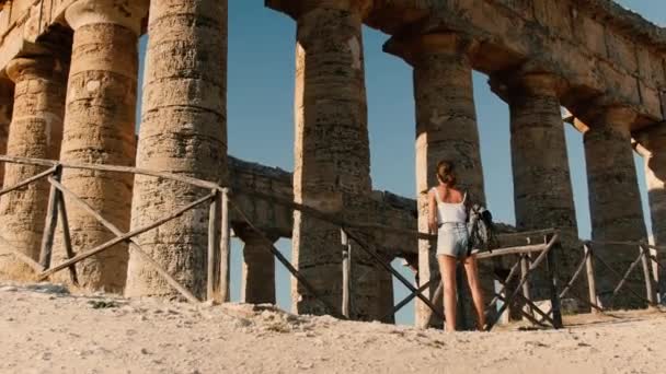 Fille visitant Segesta temple grec — Video