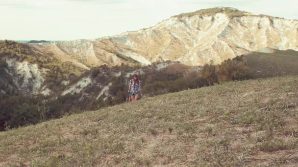 Wandelaars lopen in Bergen — Stockvideo