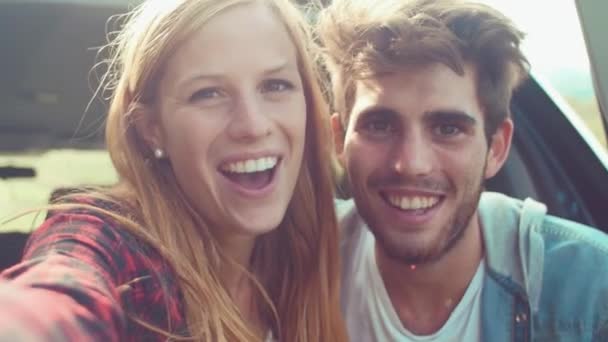 Casal tomando uma selfie — Vídeo de Stock
