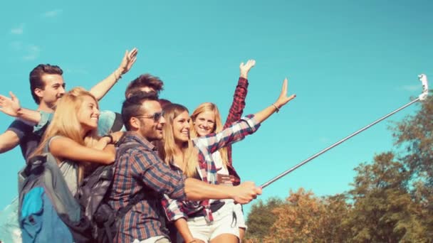 Φίλοι λήψη selfie στη φύση — Αρχείο Βίντεο