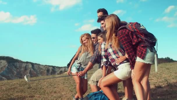 Vrienden nemen selfie in de natuur — Stockvideo