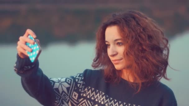 Kız alma selfie Gölü — Stok video