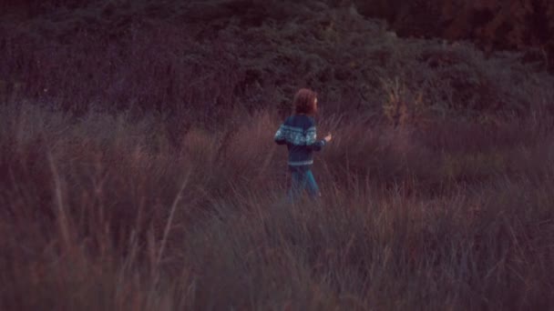 Девушка бегает на природе — стоковое видео