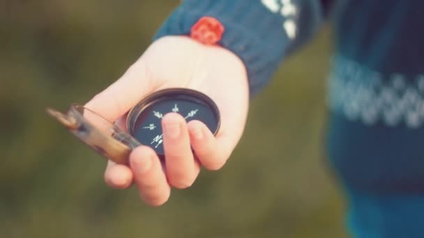 Teenager dívka drží starý kompas v ruce — Stock video