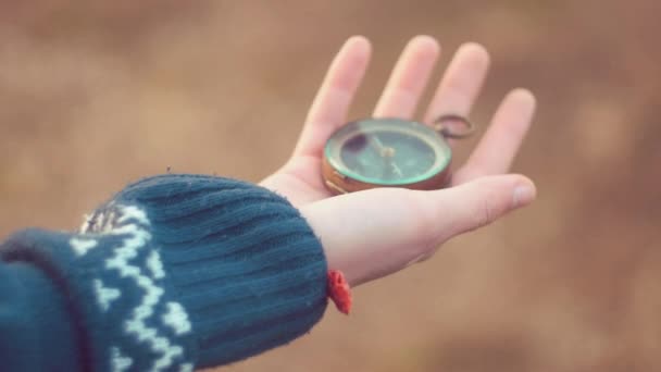 Дівчина-підліток тримає старий компас в руці — стокове відео
