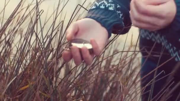 Adolescente menina segurando uma bússola velha na mão — Vídeo de Stock