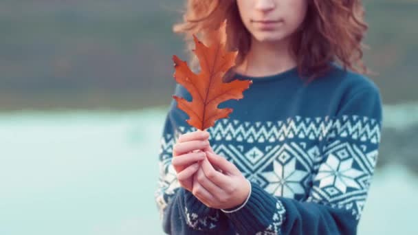 Mädchen mit einem Herbstblatt — Stockvideo