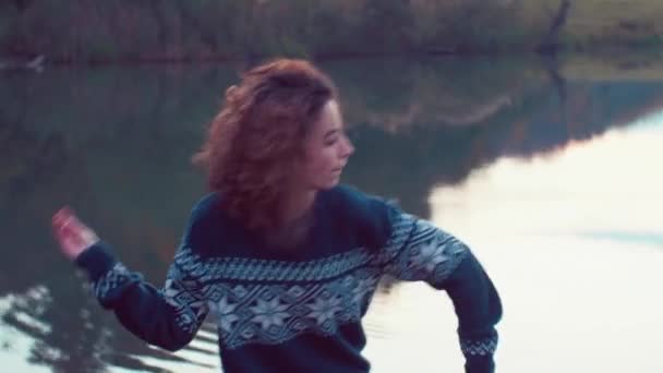 Girl throwing rocks in the lake — Stock Video