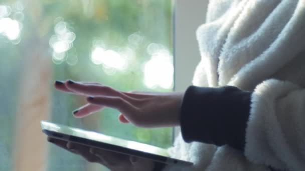 Dívka u okna pomocí digitální tablet — Stock video