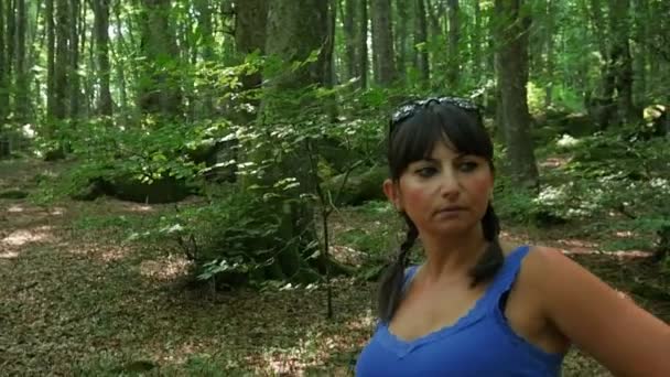 Femme appréciant la vie dans la forêt. Tourné au ralenti — Video