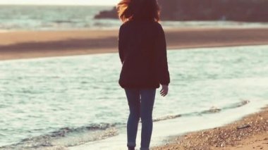 Kız Sahilde yürüyüş. Ağır çekimde atış
