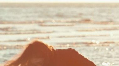 Kız Sahilde yürüyüş. Ağır çekimde atış