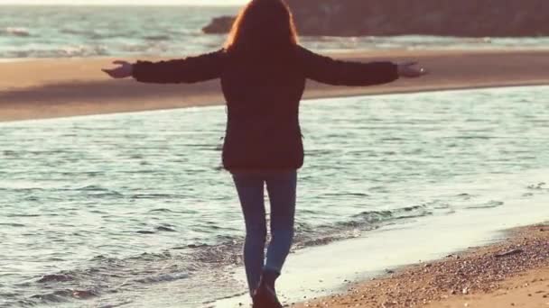 Девушка гуляет по пляжу. Снимок в замедленной съемке — стоковое видео