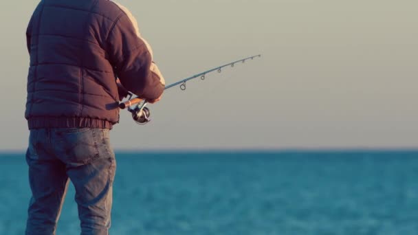 Uomo pesca in riva al mare — Video Stock