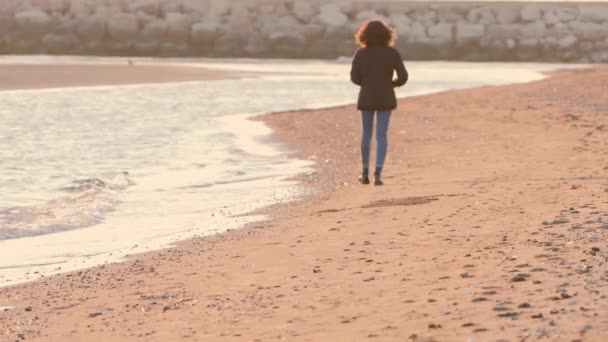 Chica caminando en la playa — Vídeos de Stock