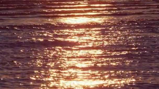 Ηλιοβασίλεμα πάνω από τη θάλασσα. Πυροβόλησε σε αργή κίνηση — Αρχείο Βίντεο