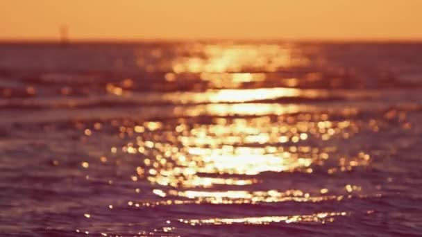 Solnedgång över havet. Skjuten i slow motion — Stockvideo