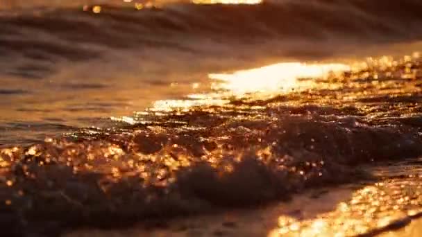 Ondas a chegar à praia ao entardecer. Tiros em câmara lenta — Vídeo de Stock