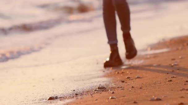ビーチの上を歩く女性の脚。スローモーションで撮影します。 — ストック動画