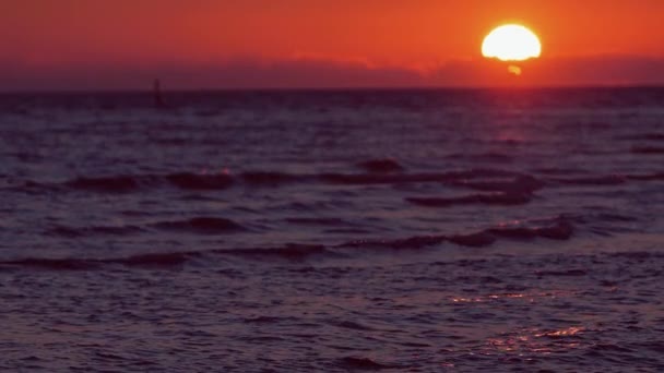 Ηλιοβασίλεμα πάνω από τη θάλασσα. Πυροβόλησε σε αργή κίνηση — Αρχείο Βίντεο