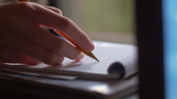 Girl drawing an heart shape on block note — Stock Video