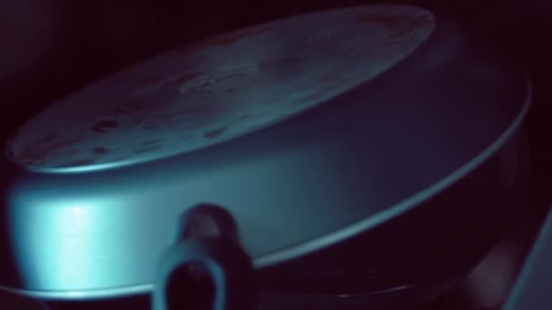 手持拍摄的脏盘子在水槽里 — 图库视频影像