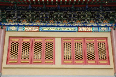 tapınakta kırmızı bir pencere