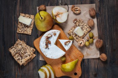 Camembert peyniri ceviz, bal ve armut rustik tablosundaki ile. Bardak beyaz şarap. Üstten Görünüm