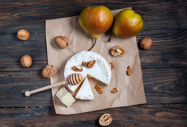 Camembert peyniri ceviz, bal ve armut rustik tablo ile