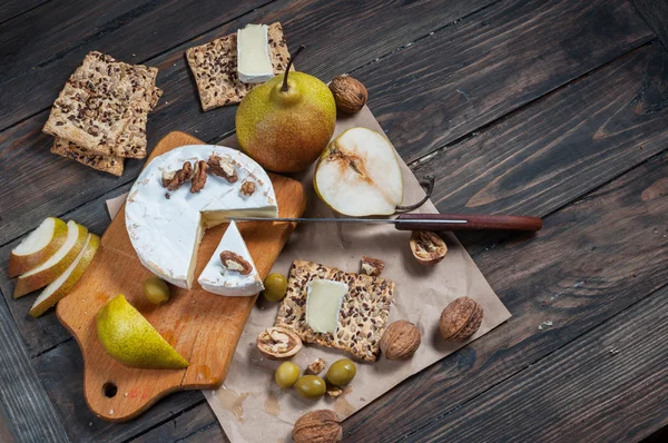 Camembert peyniri ceviz, bal ve armut rustik tablosundaki ile. Bardak beyaz şarap. Üstten Görünüm