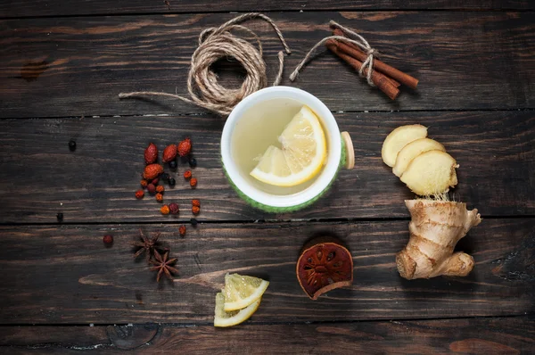 Xícara de chá verde com limão, gengibre e canela — Fotografia de Stock