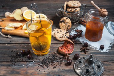 Kuru çay limon ve ahşap masa tanımlama bilgilerini