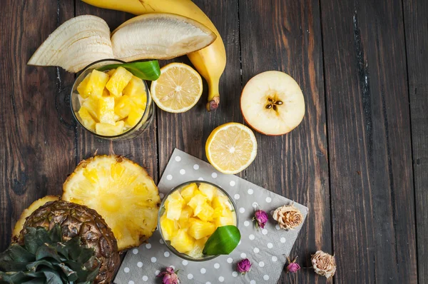 Frisk fruktsallad i glas. Ovanifrån — Stockfoto