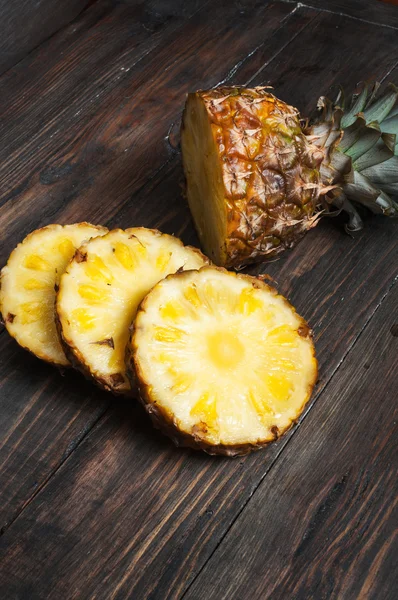 Färsk skivad ananas på en bord av trä. Ovanifrån — Stockfoto