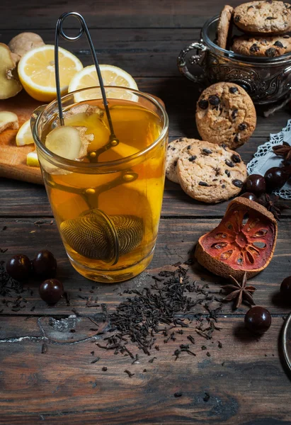 Chá seco com limão e biscoitos na mesa de madeira — Fotografia de Stock