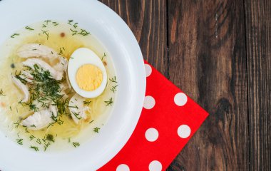 Erişte, havuç, yumurta tavuk çorbası.