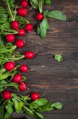 Eski ahşap masa üzerinde taze turp. Turp arka plan. Rustik tarzı