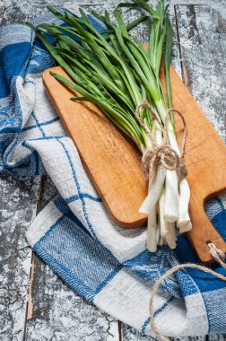 Demet taze soğan ahşap bir masa üzerinde