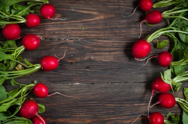 Radis frais sur une vieille table en bois. Radis de fond. Style rustique — Photo