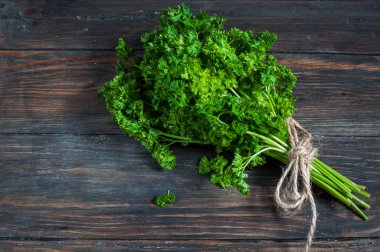 Tahta arka planda taze maydanoz