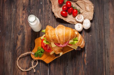 Vejetaryen kruvasan peynir kahvaltı ahşap arka plan üzerinde