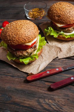Taze hamburger closeup rustik ahşap tablo