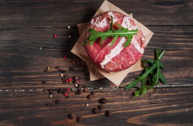 Ahşap masa ev el yapımı kıyılmış sığır eti burgers