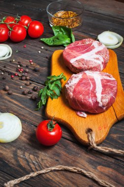 ev yapımı hamburger ahşap kesme tahtası üzerinde yapmak için malzemeler.